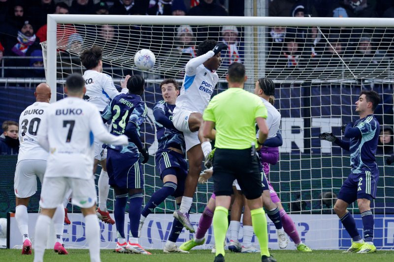 Danny Bakker kopt de 2-3 tegen de touwen.