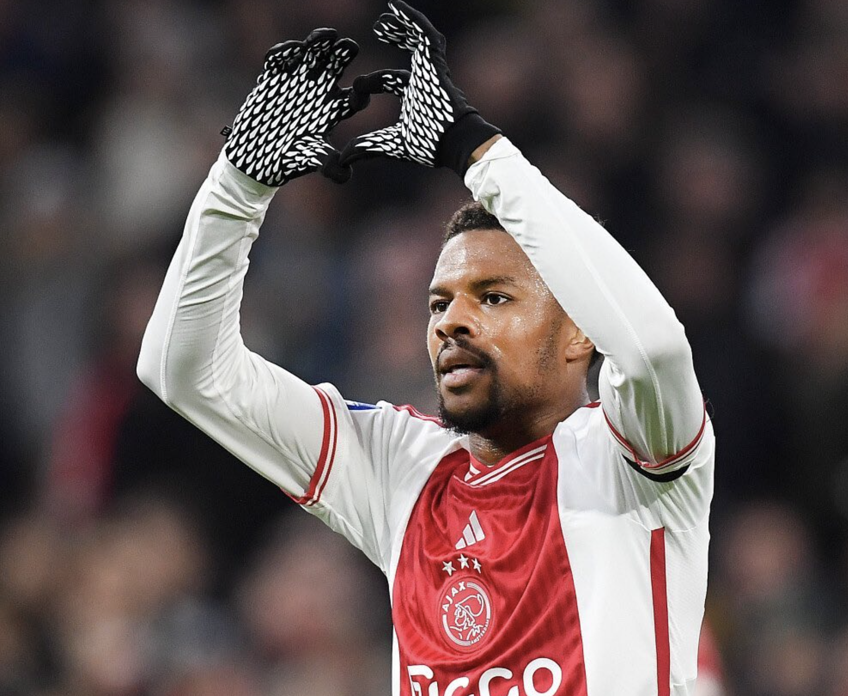 Akpom viert een goal bij Ajax