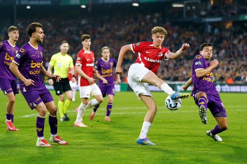 AZ blijft haken op gelijkspel: dit zijn de gevolgen voor de stand