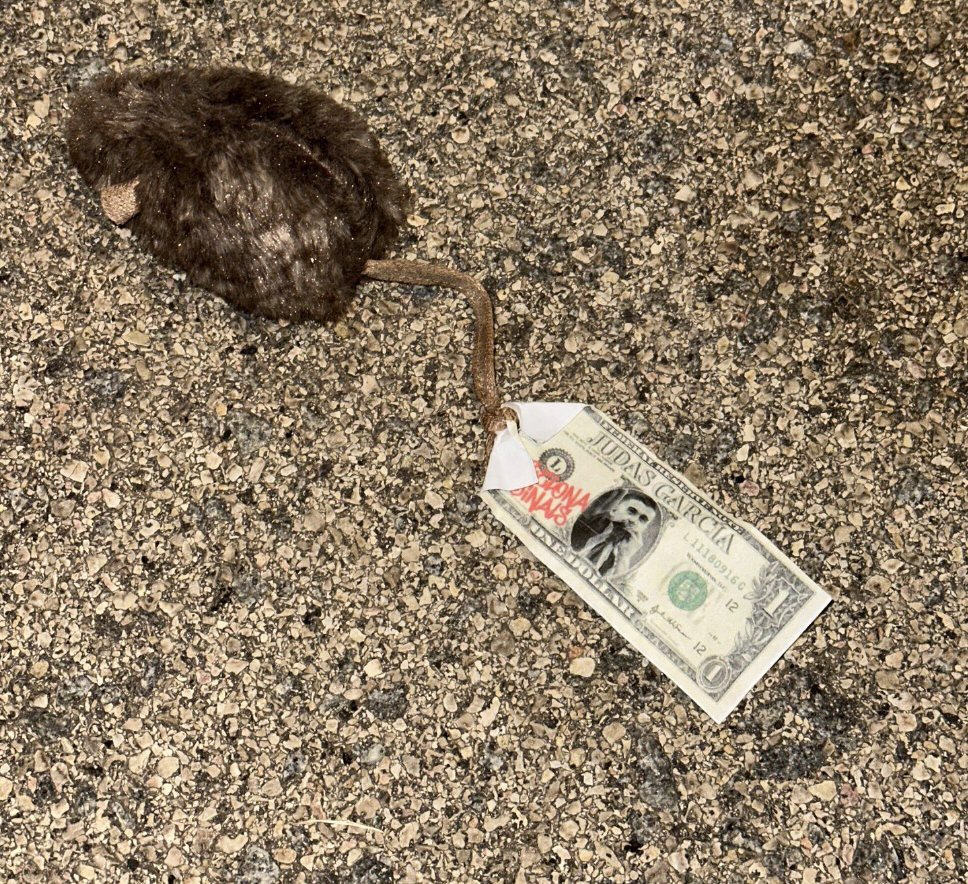 Een knuffelrat met een nepbiljet circuleert onder Espanyol-supporters in aanloop naar de terugkeer van Joan García.