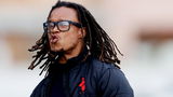 Het moment waarop een jonge speelster de bal tussen de benen van Edgar Davids tikt – publiek juicht massaal.