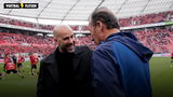 Peter Bosz en Huub Stevens groeten elkaar voor de wedstrijd Bayer Leverkusen-Schalke 04