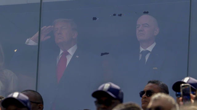 Virale beelden na WK-finale: liep Argentijnse verdediger bewust langs Donald Trump?