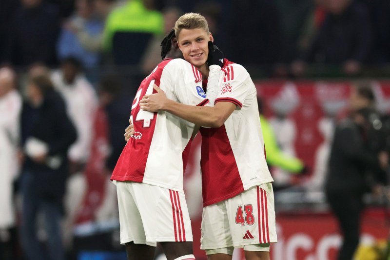 Sean Steur krijgt een knuffel van Jorthy Mokio