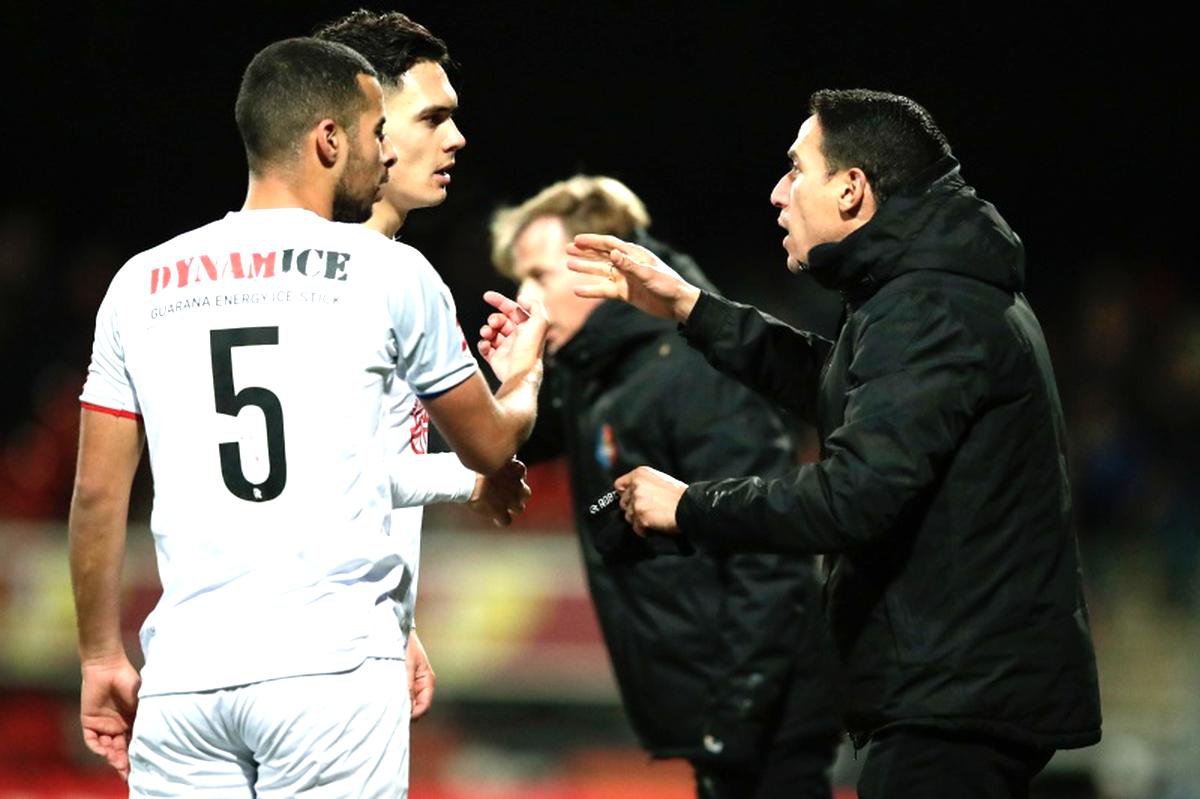 Correia is zijn spelers instructies aan het geven