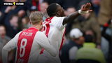 Foto van Brobbey en Taylor samen tijdens een wedstrijd van Ajax, vieren een doelpunt