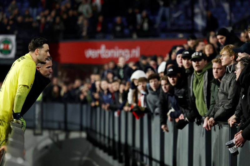 Robin van Persie en Justin Bijlow staan het publiek te woord. 