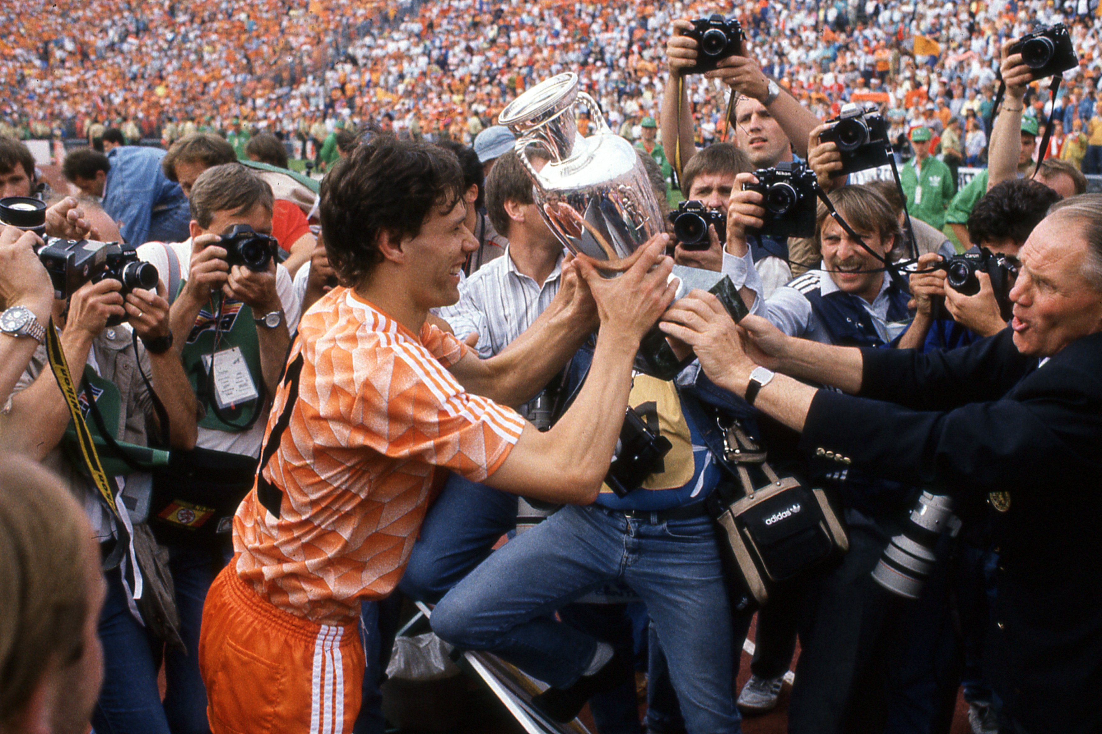 Marco van Basten overhandigt Rinus Michels de Europese beker in 1988. 