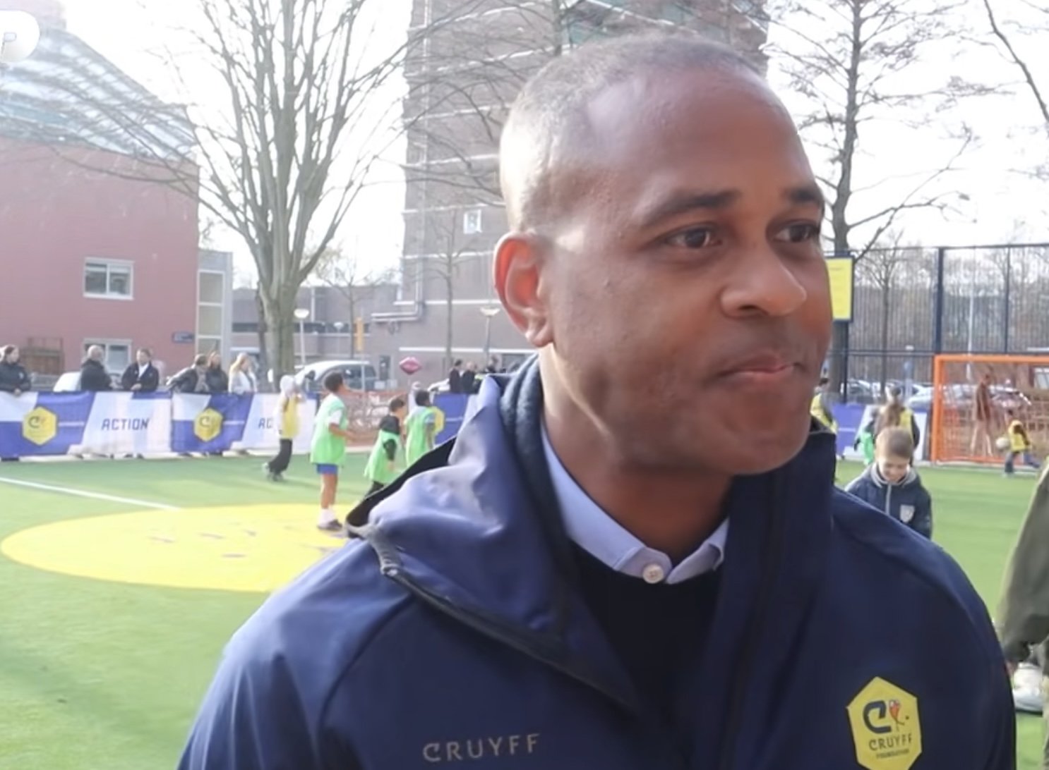 Patrick Kluivert bij de opening van een Cruyff Court in zijn eigen wijk, waar hij als ambassadeur van de Johan Cruyff Foundation het belang van samen spelen benadrukt.