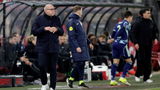 Historische Ajax-nederlaag in de maak: 'Moeten we opzoek naar interim-interim-trainer?'