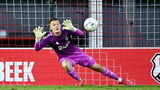 19-jarige Ajax-keeper schrijft geschiedenis met bizarre penaltyshow