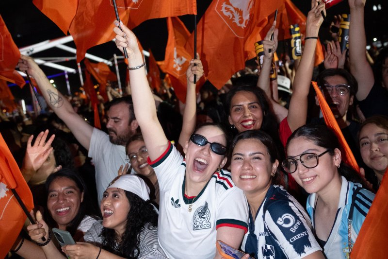De Mexicaanse supporters moedigen Oranje aan bij de fanzone in Monterrey