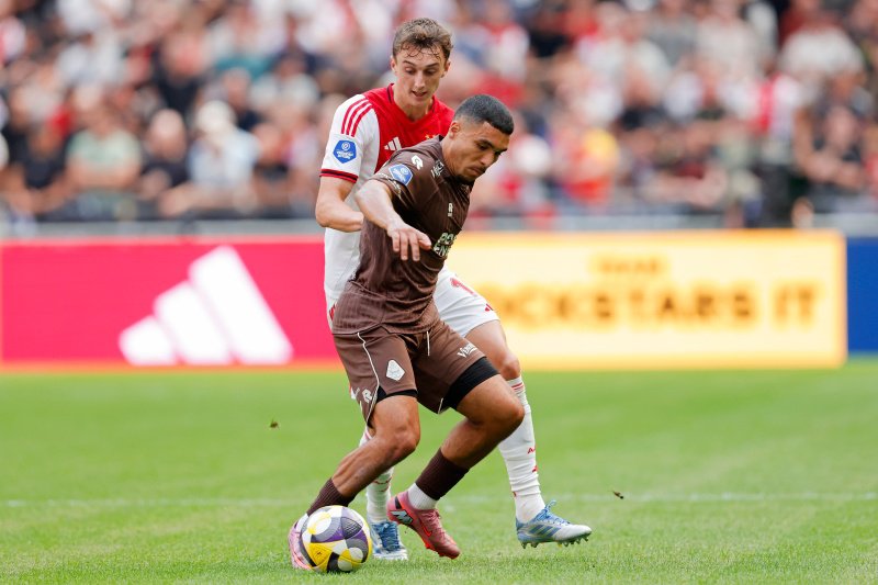 Fans roepen Heitinga op om te gaan wisselen in zijn elftal