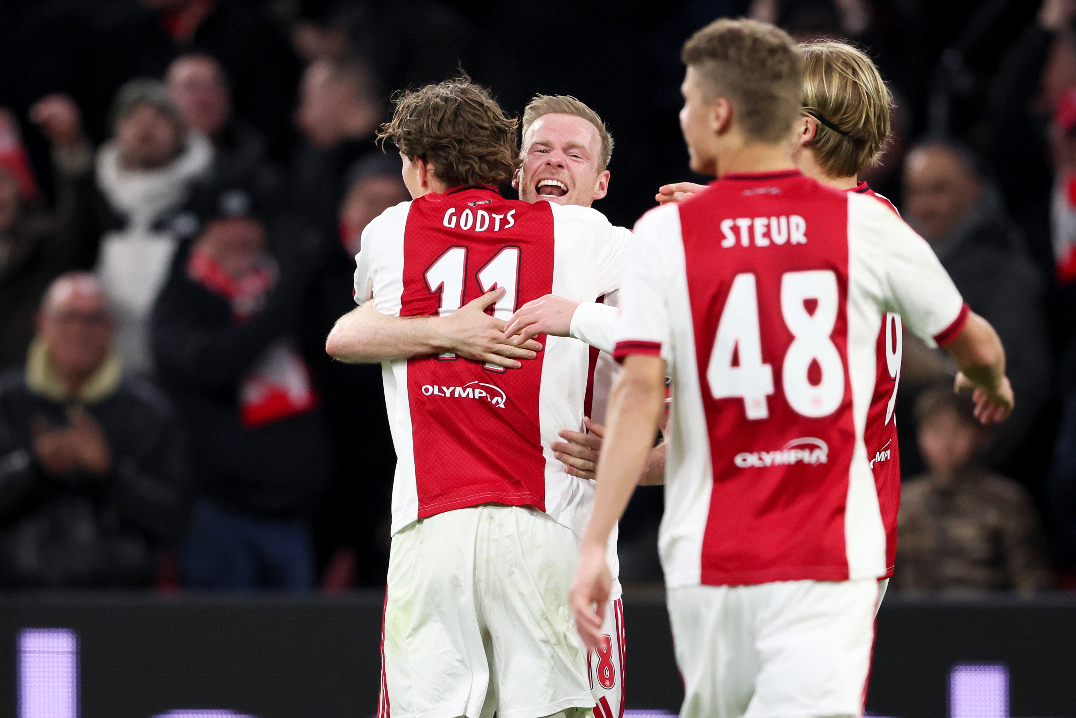 Een euforische Mika Godts wordt omhelst door Davy Klaassen