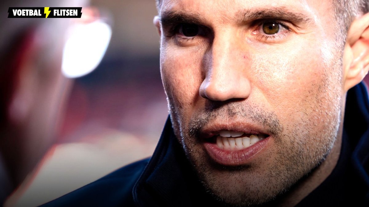 Robin van Persie scherp aan de aftrap: zijn eerste oefenwedstrijd als Feyenoord-coach is begonnen.