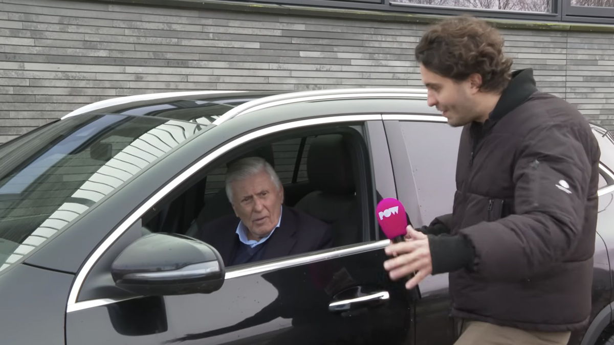 Sjaak Swart tijdens een interview met PowNed. Mister Ajax weigert te praten over de huidige situatie, maar verdedigt oud-trainer John Heitinga vurig.