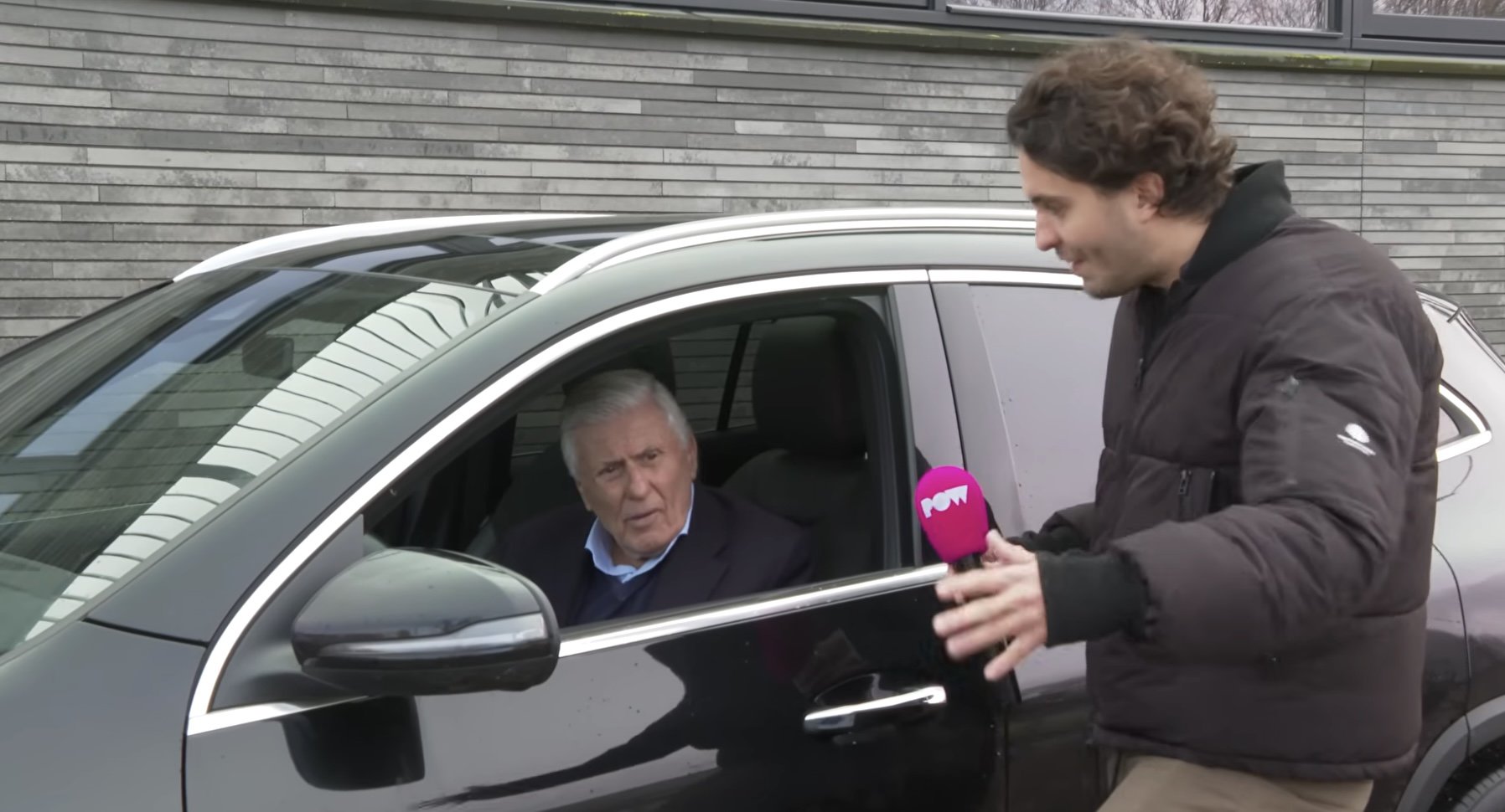 Sjaak Swart tijdens een interview met PowNed. Mister Ajax weigert te praten over de huidige situatie, maar verdedigt oud-trainer John Heitinga vurig.