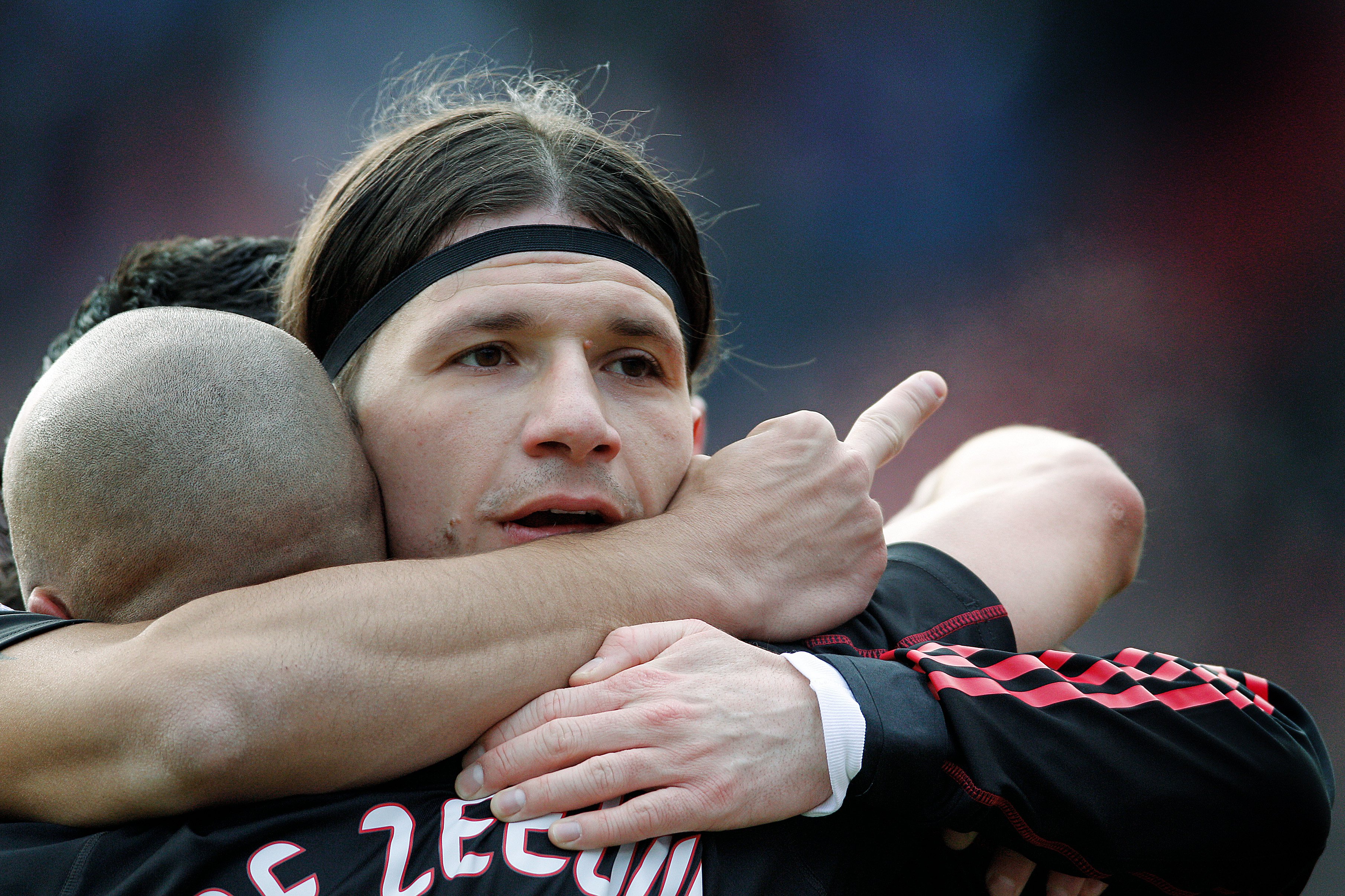 suarez steekt middelvinger op richting feyenoord-fans voor het gezicht van cultheld pantelic