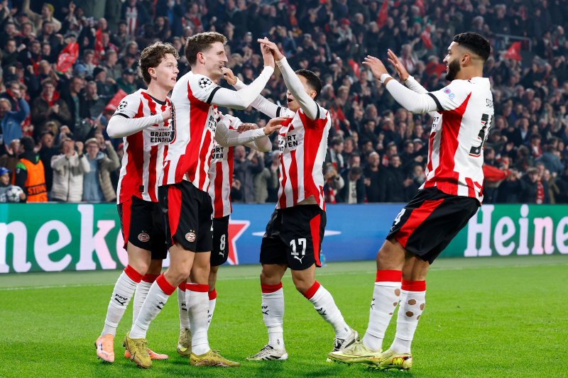 Ismael Saibari knuffelt met Guus Til