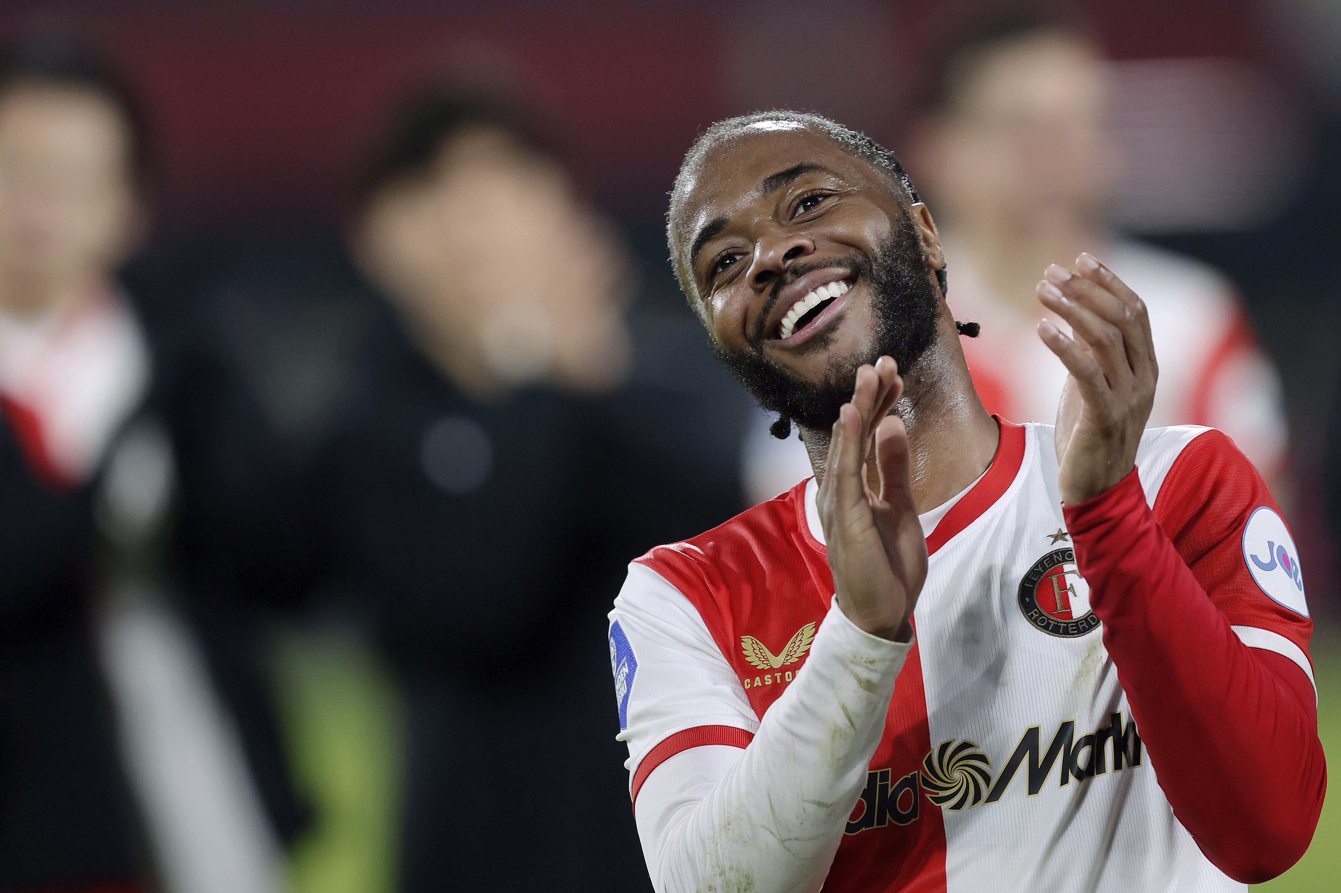 Raheem Sterling tijdens zijn eerste minuten in het shirt van Feyenoord, waar elke actie direct onder het vergrootglas ligt.