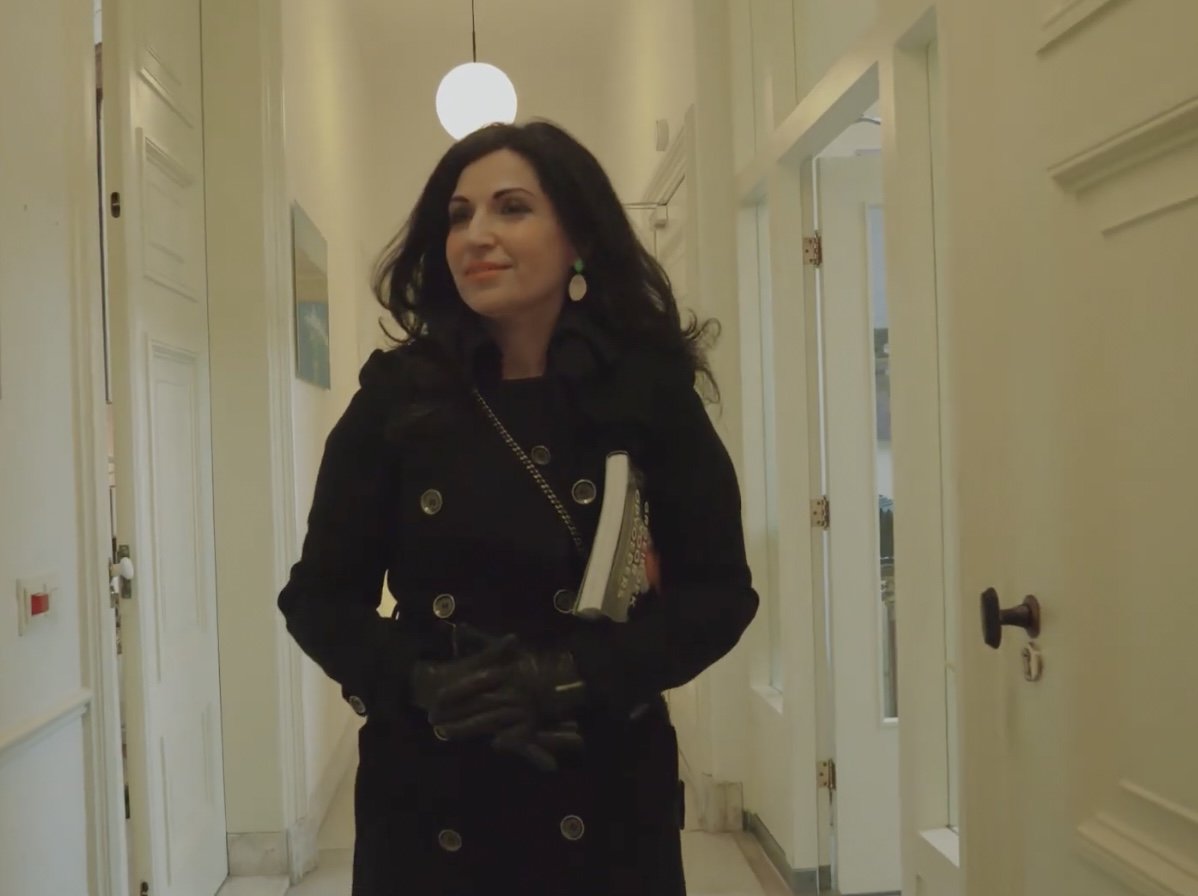 Lili Genee, de vrouw van Wilfred Genee, spreekt zich fel uit tegen juicekanalen die geruchten verspreidden.