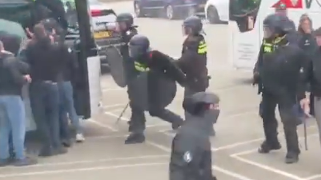 Waar ligt de grens bij politieoptreden rond voetbal?