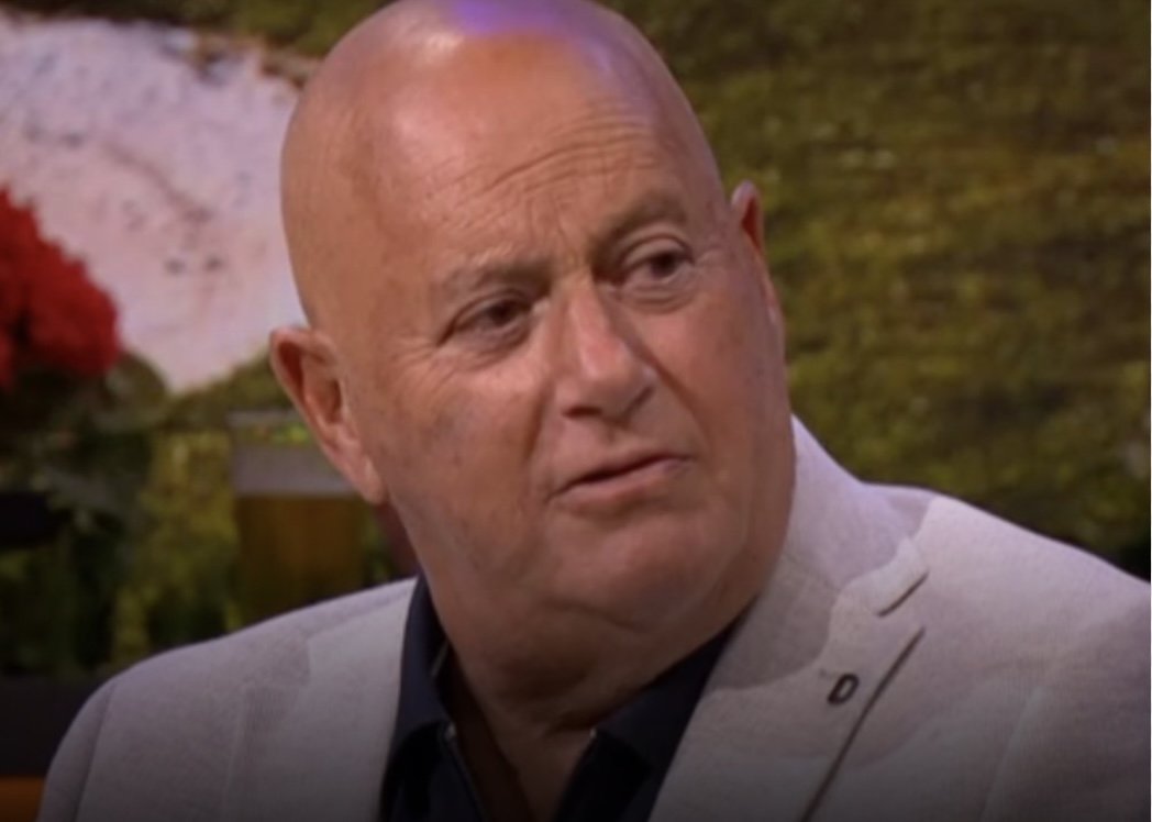  Noa Vahle kijkt strak toe als Johnny de Mol wordt afgebrand in studio