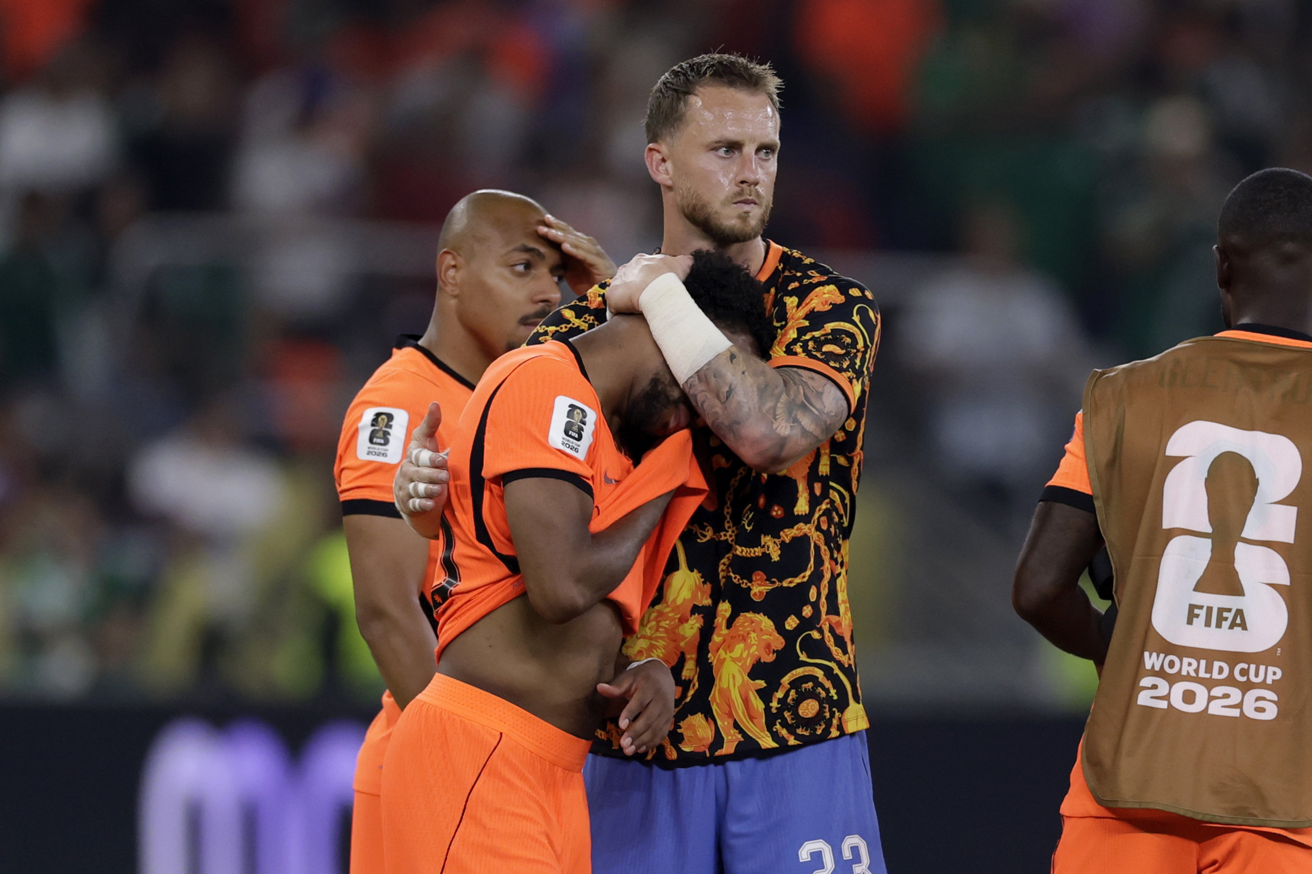 De spelers van Oranje balen na de vroege uitschakeling op het WK; Nederland is door de nieuwe FIFA-wereldranglijst gezakt naar de negende plaats.