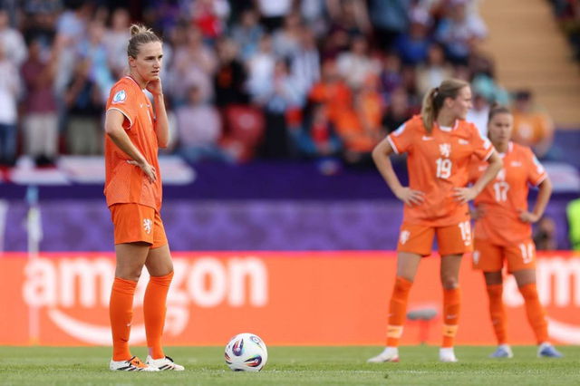 Verslagenheid bij Oranje na het eindsignaal. Nederland kwam er geen moment aan te pas tegen Engeland en leed een pijnlijke nederlaag in de tweede groepswedstrijd.