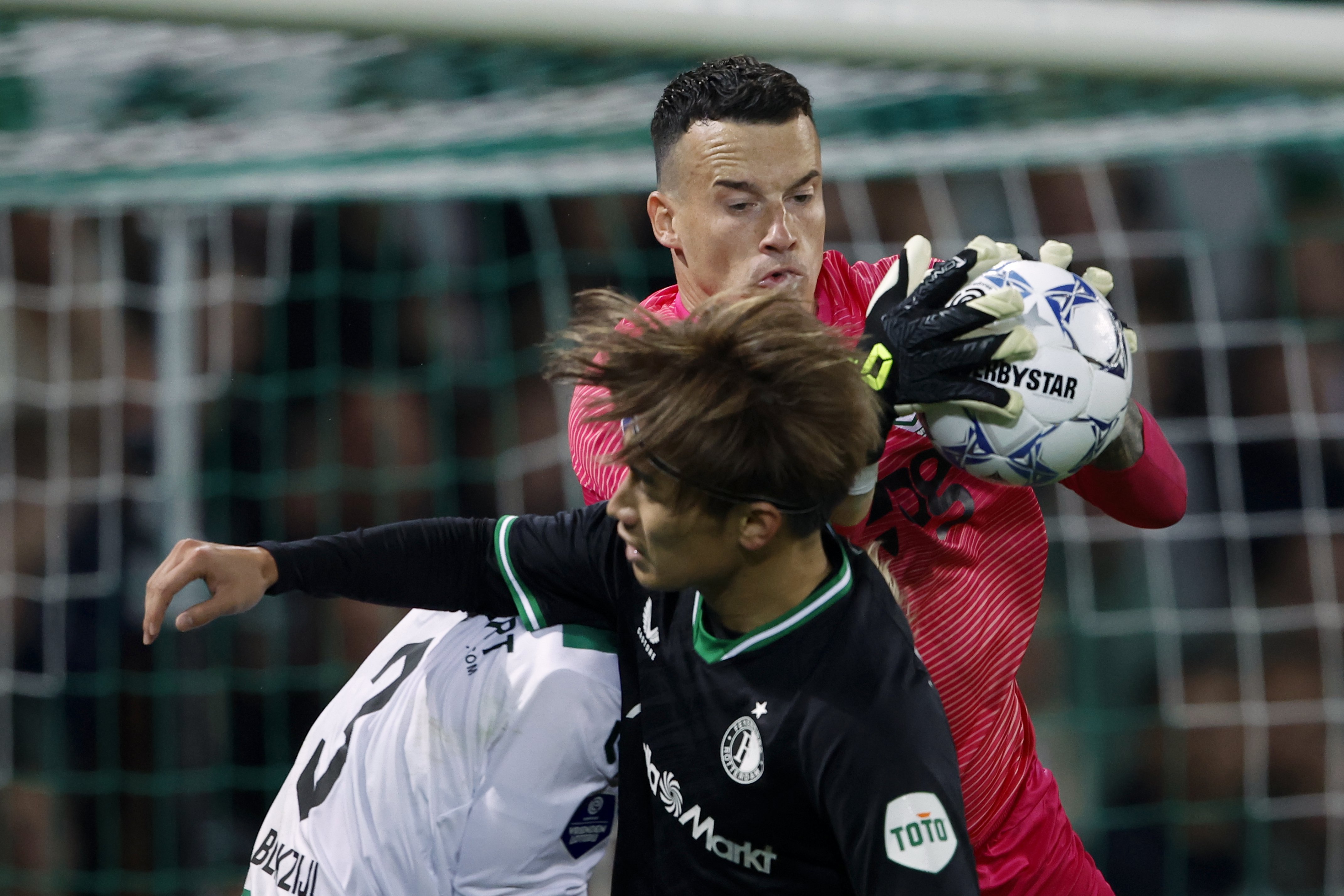 Vaessen in duel met Ueda