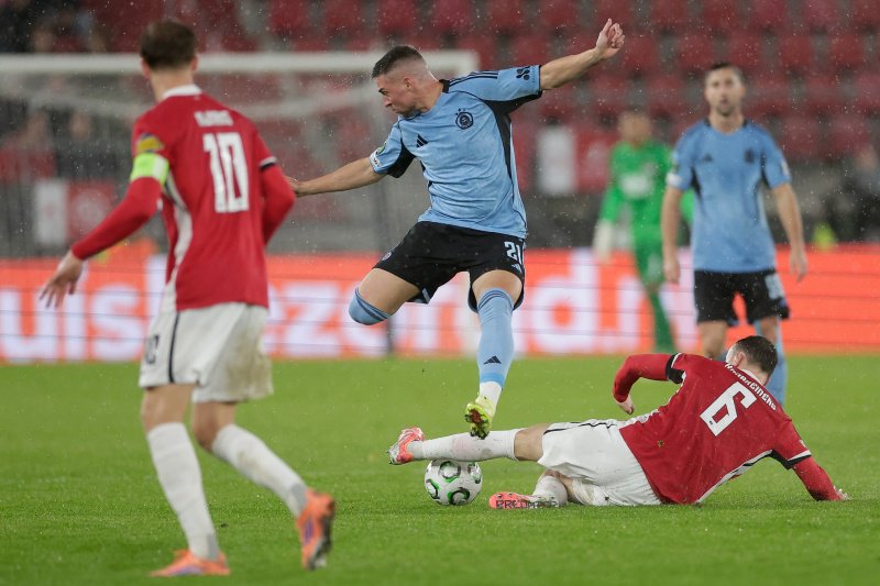 AZ wint in stormachtig Alkmaar: Mijnans beslist, Parrott terug als stormram