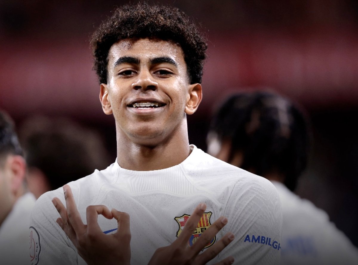 Yamal viert zijn achttiende verjaardag op Ibiza, maar houdt alles strikt privé: camera’s zijn verboden en alleen hij bepaalt wat er naar buiten komt.