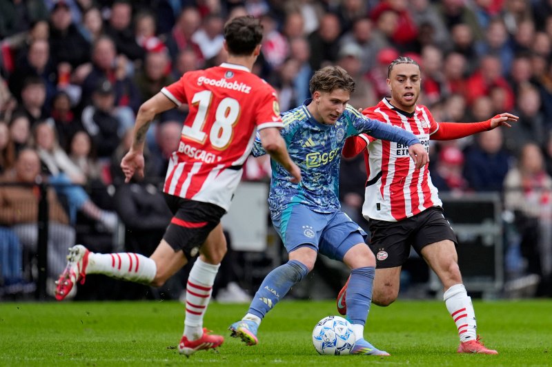 Opstellingen PSV en Ajax: Heitinga wappert met de witte vlag