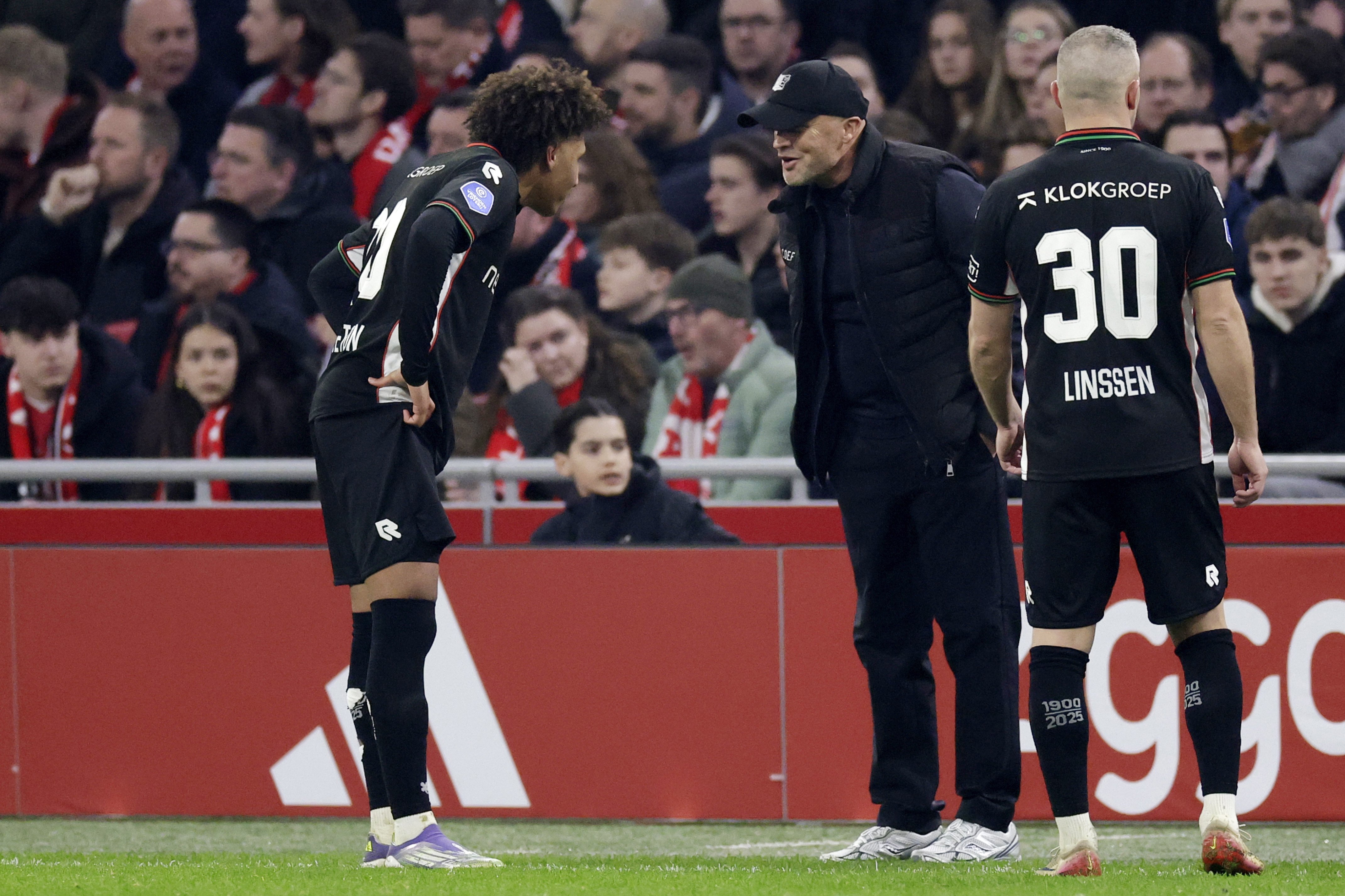 Noé Lebreton (links) en trainer Dick Schreuder van NEC Nijmegen tijdens de wedstrijd tegen Ajax. Rechts Bryan Linssen.