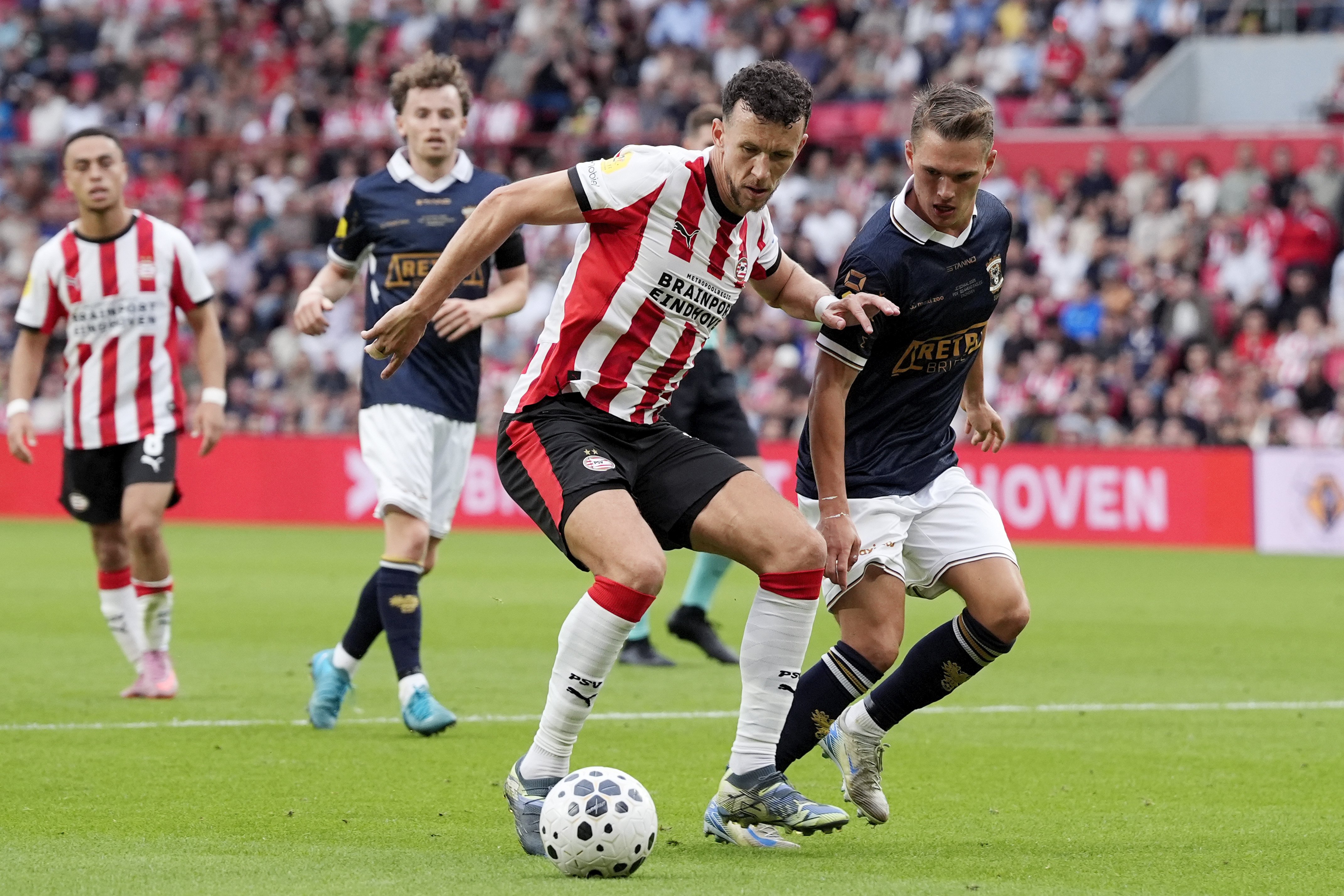 Ivan Perisic namens PSV tegen Go Ahead Eagles