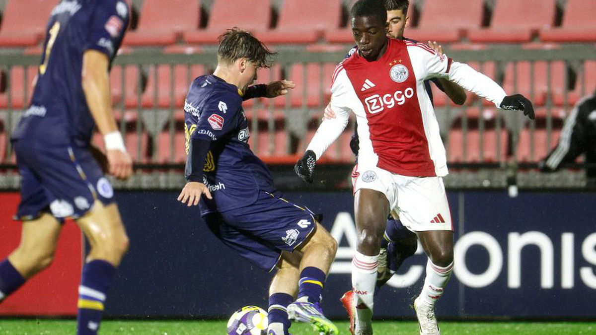 Sensatie in Amsterdam: jeugdspeler onthult zelf zijn debuut in selectie van Ajax 1