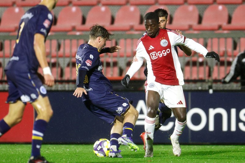 Sensatie in Amsterdam: jeugdspeler onthult zelf zijn debuut in selectie van Ajax 1