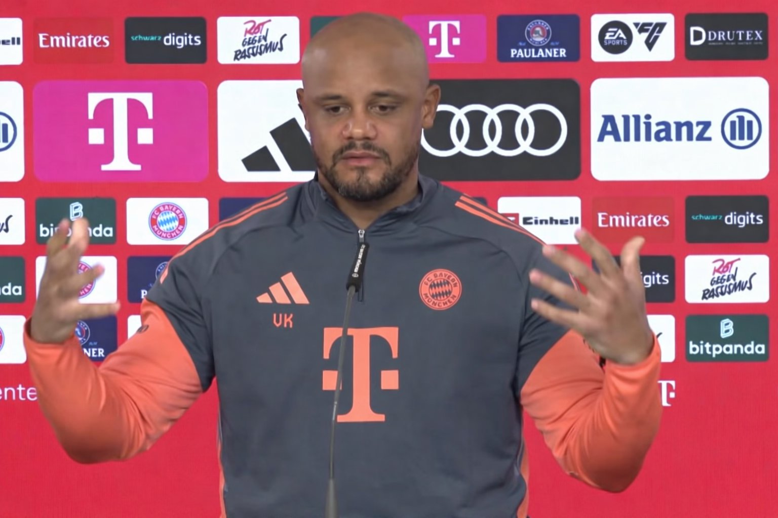 Vincent Kompany tijdens zijn persconferentie bij Bayern München, waar hij uitgebreid inging op de rel rond Vinicius.