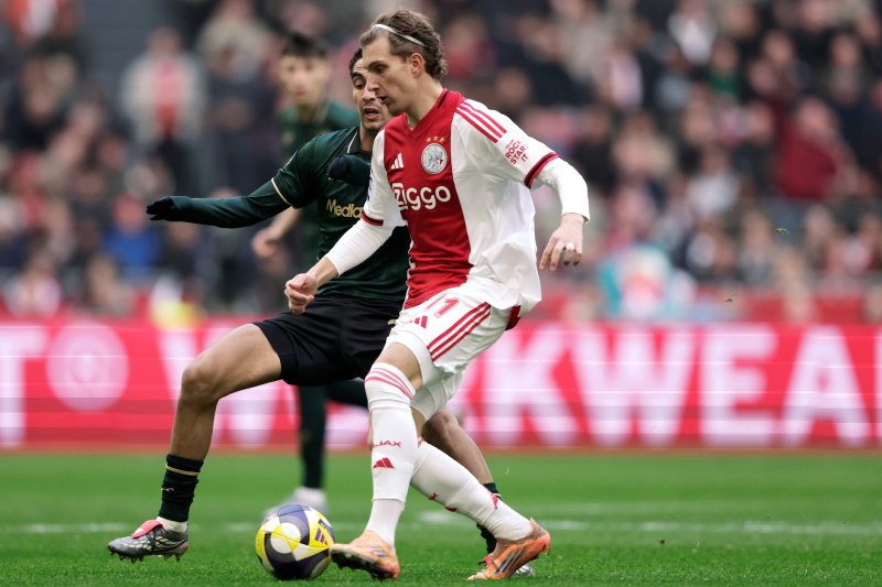 Oussama Targhalline en Mika Godts in duel