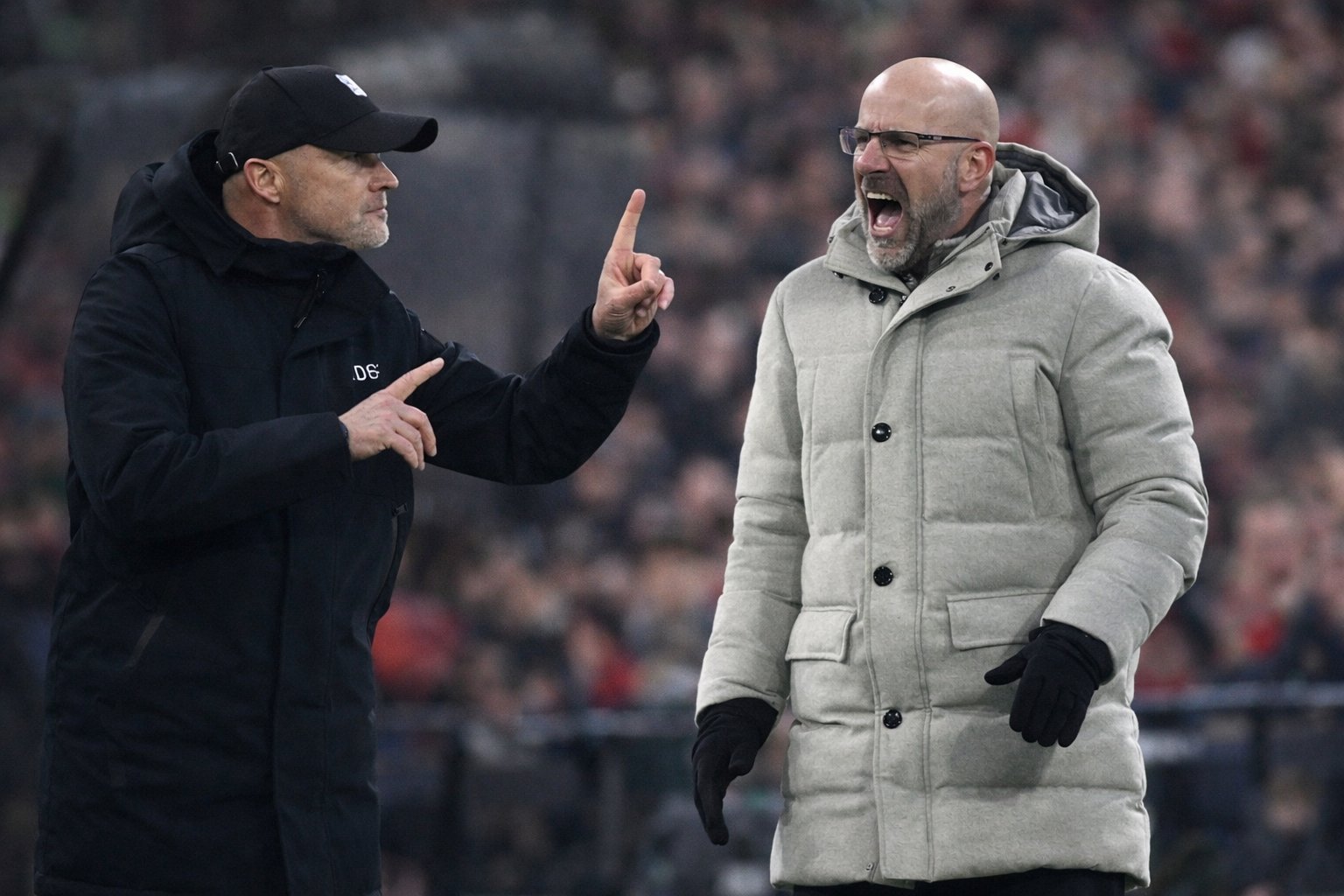 Dick Schreuder (links) en Peter Bosz. Twee trainers, twee visies, langs dezelfde zijlijn.