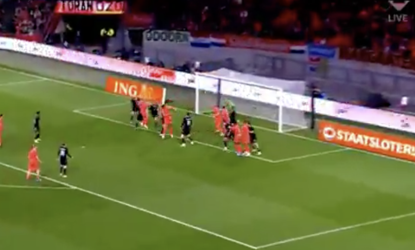 VIDEO-GOAL: Van Dijk kopt hard raak en zet Oranje op 1-1
