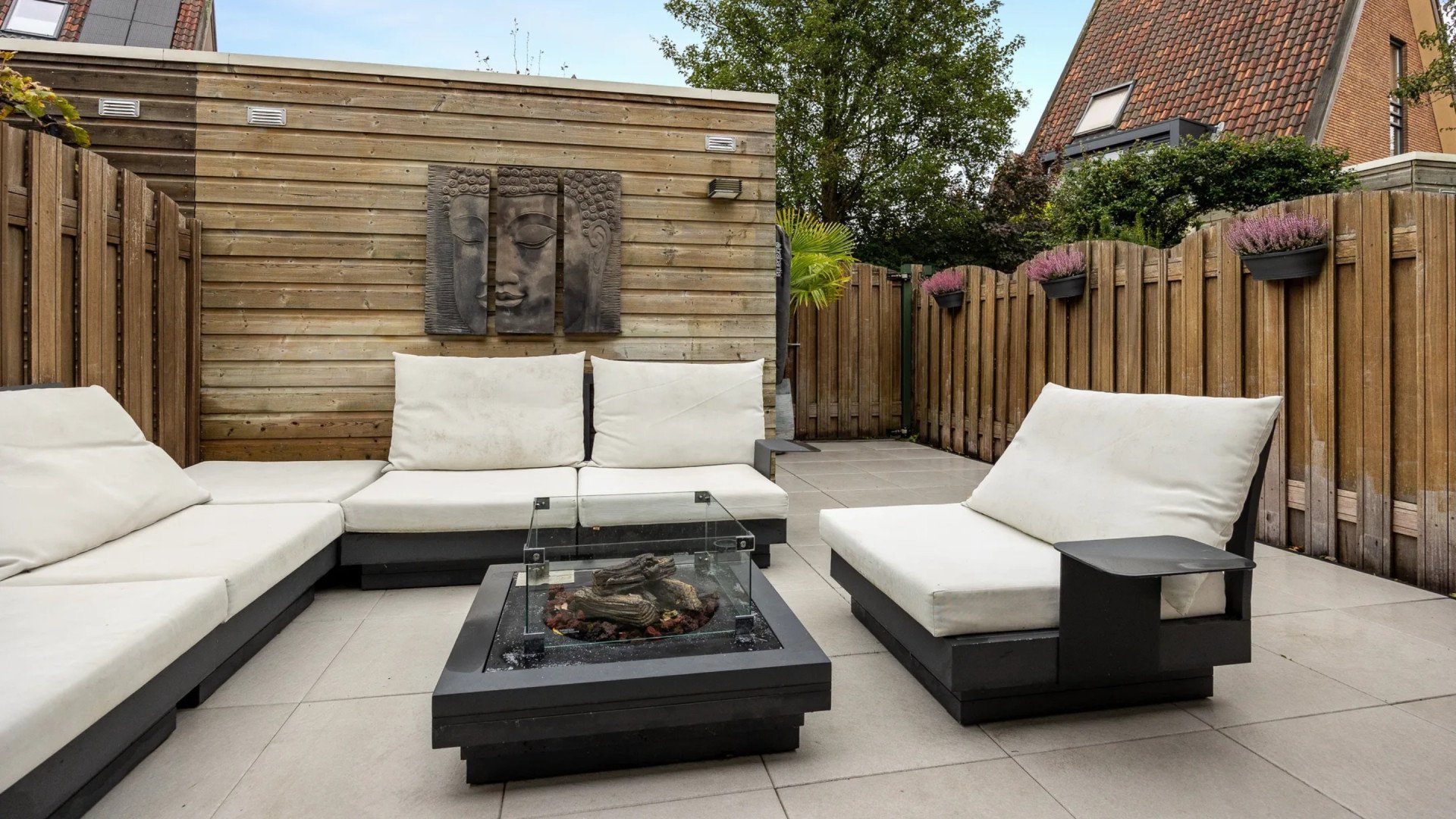 De tuin van de verkochte woning van Sneijder
