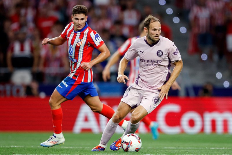 Daley Blind aan de bal namens Girona tegen Julian Alvarez