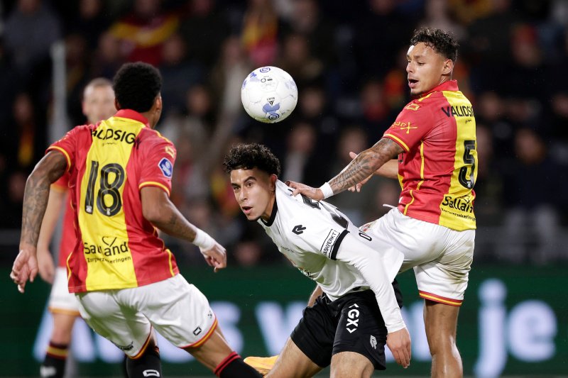 Dean James en Richonell Margaret tegen NEC