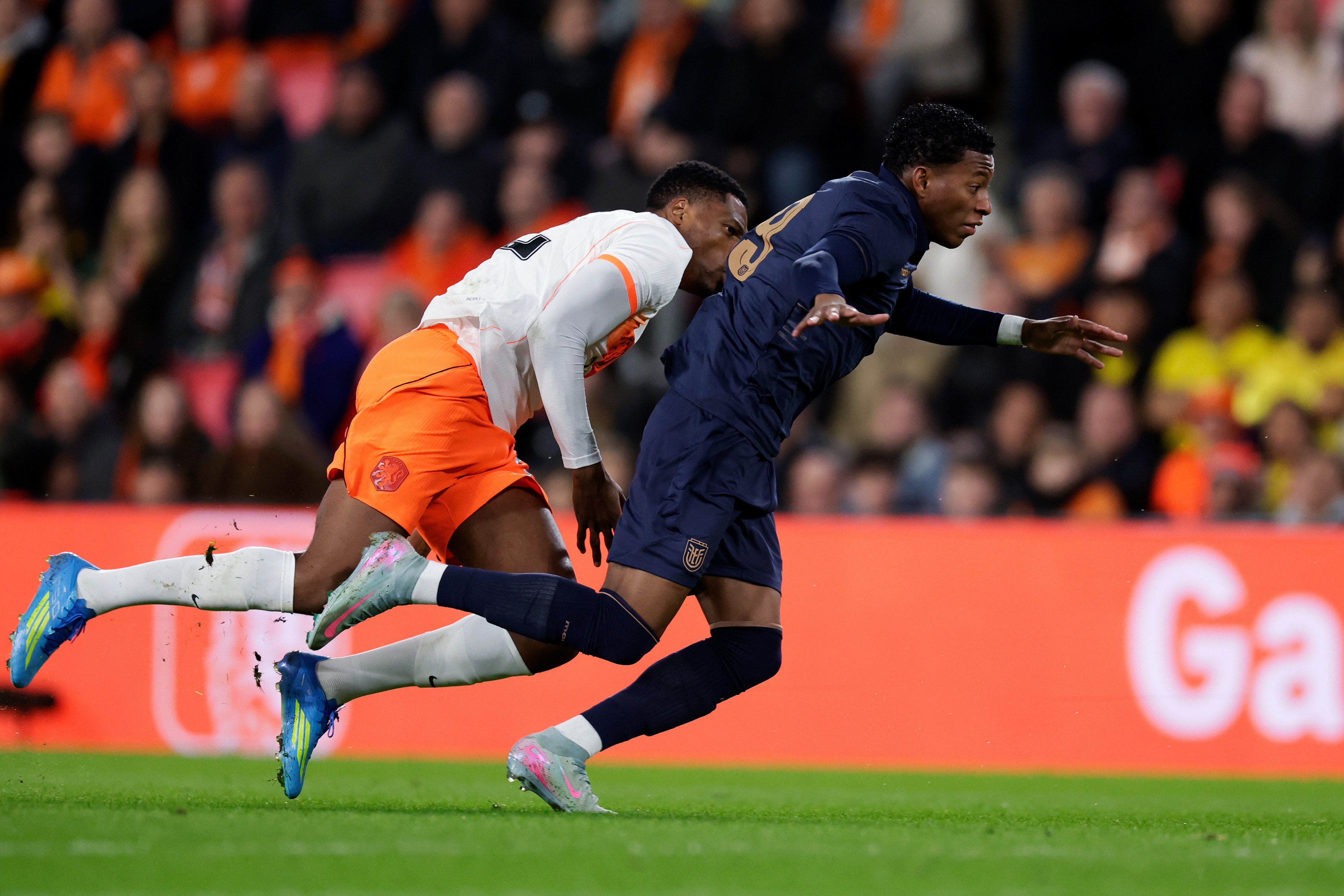 Oranje ploetert en krijgt volle laag van fans