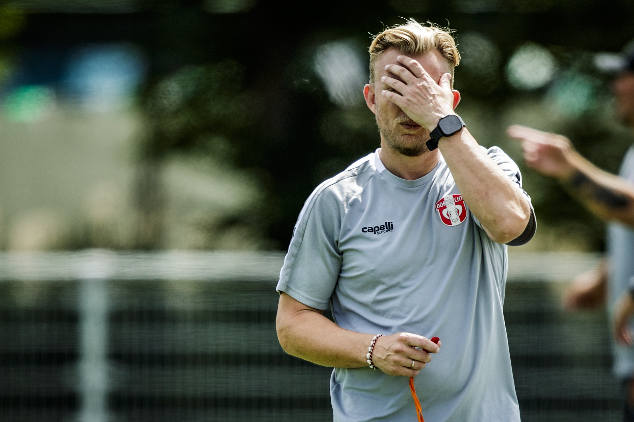Dirk Kuijt slaat de handen voor zijn ogen bij FC Dordrecht. Volgens Hans Kraay junior kan de trainer weinig doen aan de huidige situatie.