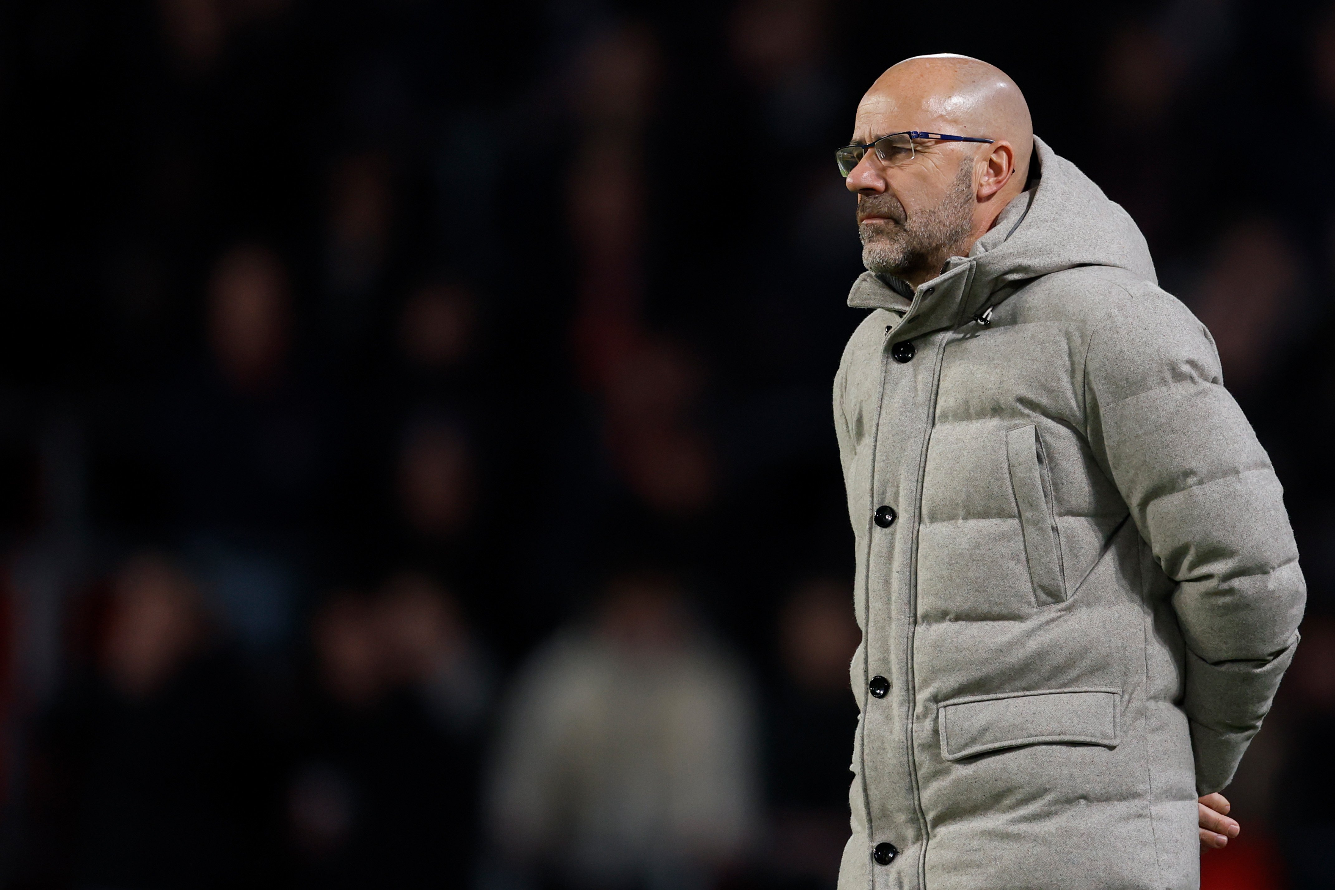 Peter Bosz langs de zijlijn bij PSV. De trainer vertelt waarom hij in 2023 niet terugkeerde naar Ajax.