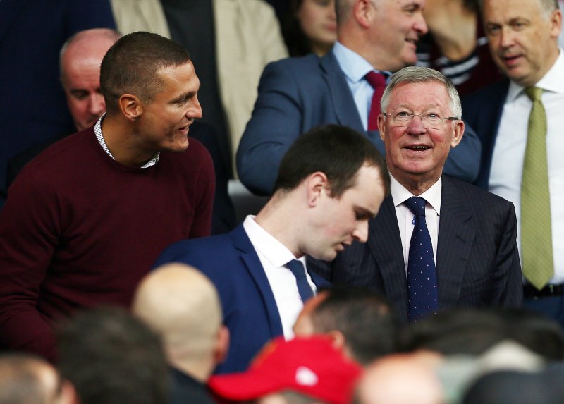 Schrik rond Sir Alex Ferguson legt schaduw over United-Liverpool