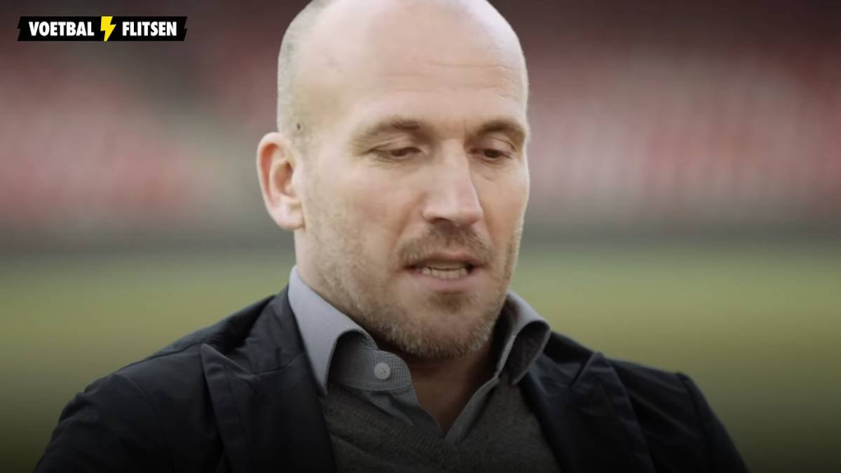 Alex Kroes laat zich gelden als nieuwe beleidsbepaler bij Ajax: zeven spelers kregen via WhatsApp te horen dat ze niet meer welkom zijn bij de seizoensstart.