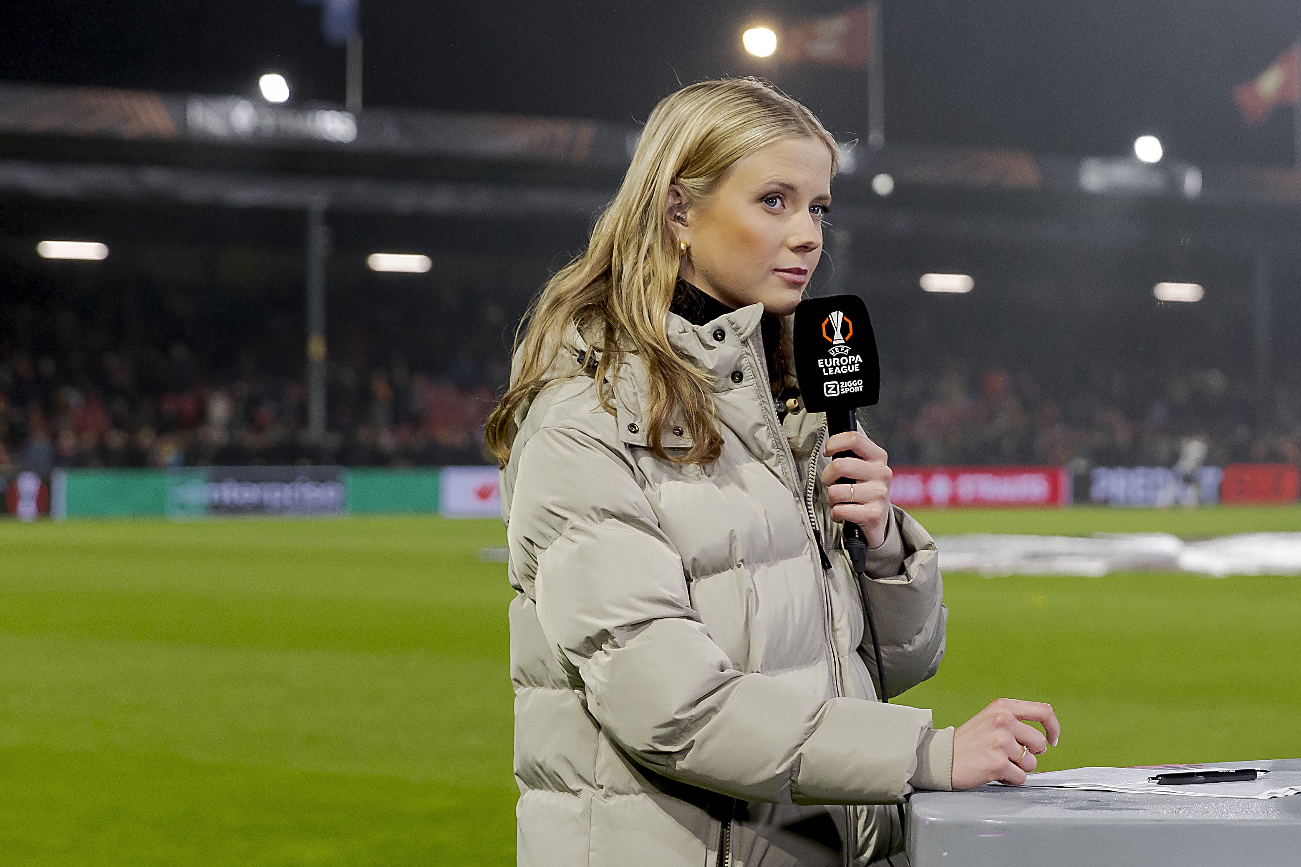 Noa Vahle tijdens een interview. De presentatrice vertelt over een pijnlijke verspreking bij David Hancko.